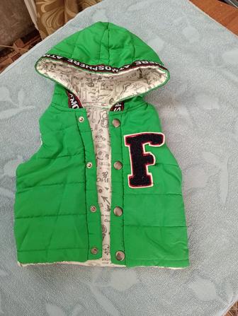 Комбинезон,жилетка, шапочки.