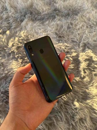 Samsung Galaxy A40 64gb в идеальном состоянии