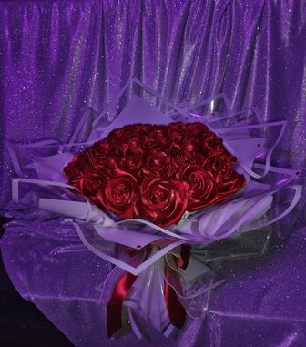 Букет из 25 атласных роз с блёстками