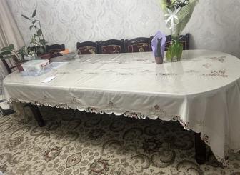Деревянный стол с 15 стульями
