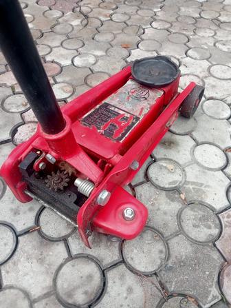 Аренда домкрат подкатной для авто в аренду