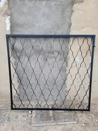 Решётка на окно, 2 штуки, размер 1,42 на 1,32. Цена