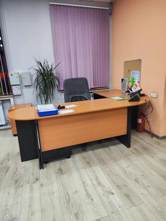 Офисная мебель разная, кресла, столы, стулья, шкафы