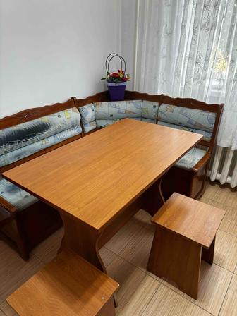 Продам стол со стульями и угловым диваном