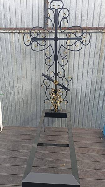 Ритуальные кресты оградки цветники