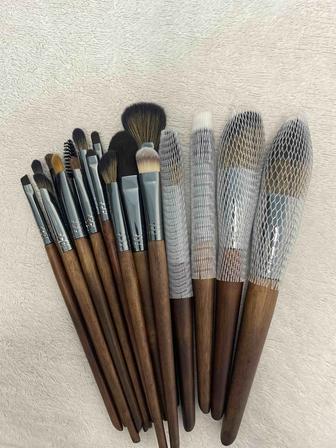 Кисточки для макияжа из ворса волка и белой лисы.