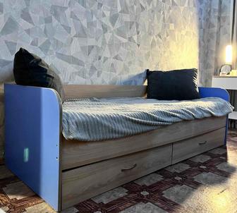 Односпальная кровать с двумя выдвижными ящиками и бортиками