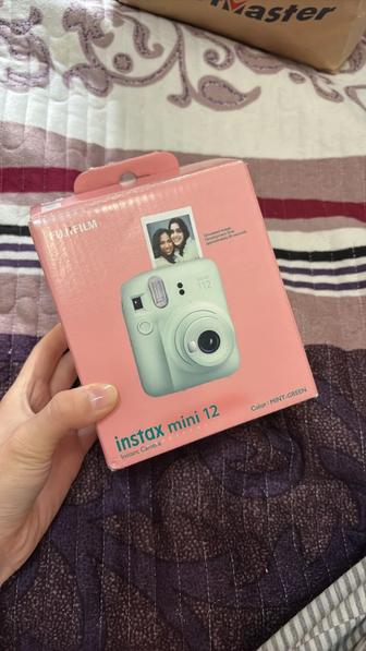 Продаю Фотокамеру моментальной печати Fujifilm Instax mini 12 зеленый . Дер