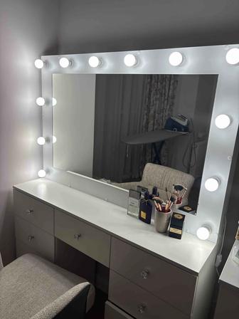 Туалетный стол с зеркалом