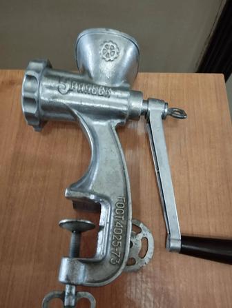 Механическая мясорубка.