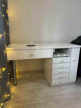 Маникюрный стол