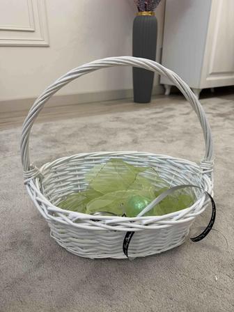 Белая плетеная корзина среднего размера