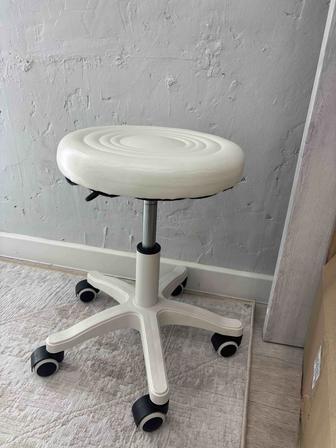 Стул на колесиках