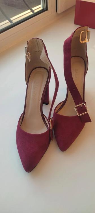Бордовые босоножки на каблуке