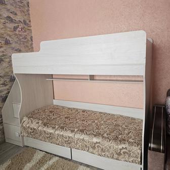 Двухярусная кровать с матрасами