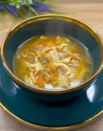 Домашняя еда, приготовленная прямо на кухне.Помогад кухне