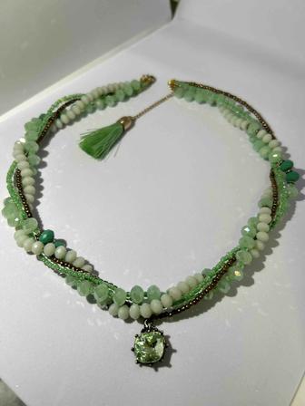 Многослойное колье в зеленых оттенках с подвеской и кисточкой