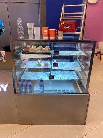 Продаю витринный холодильник