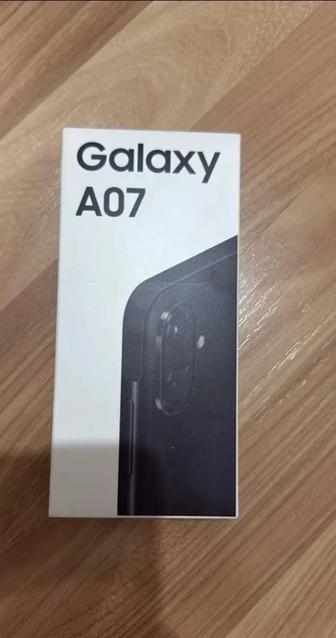 продам смартфон Самсунг Галакси А07черный 64гигабайт новый 50тыс