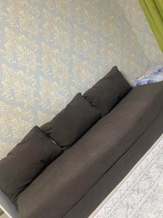 Продаю бескаркасный диван