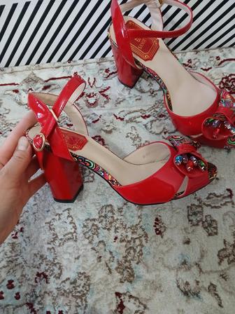 Продам босоножки