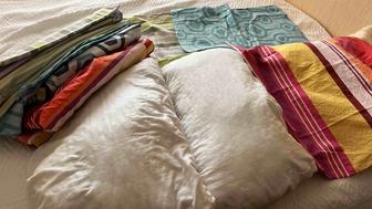 Отдам в дар постельное белье и 2 подушки
