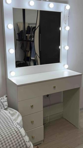 Туалетный столик-трюмо