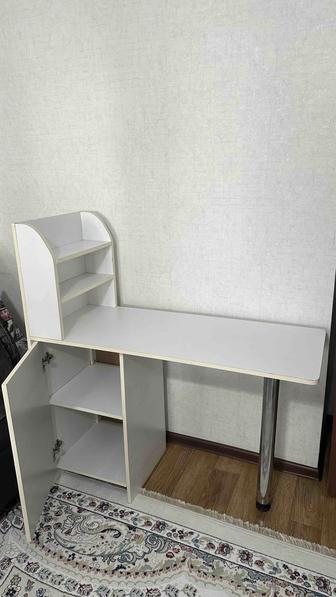 Маникюрный стол