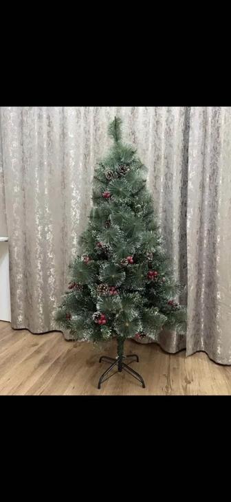 Елка новогодняя с шишками и ягодами