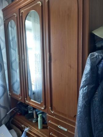 Шкаф Югославия, имеется несколько полки,