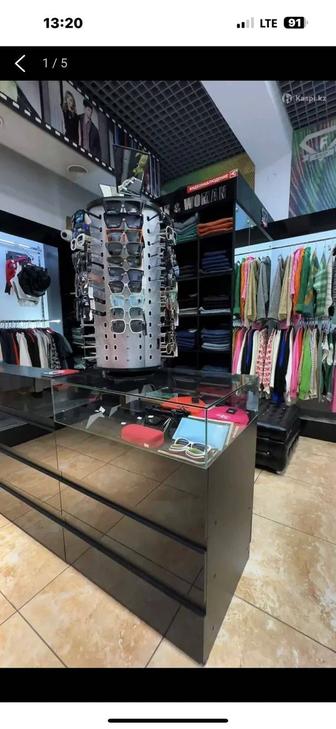 Витрины и стеллажи для магазина одежды, б/у