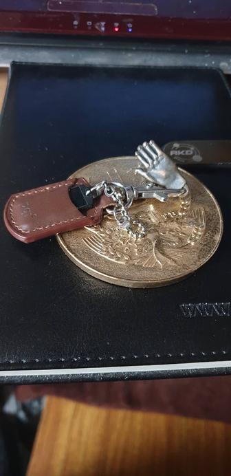 Продам подарочный брелок. Новый.