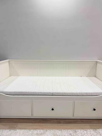 Продаю удобную кровать IKEA с ящиками матрас, компактная и функциональная.