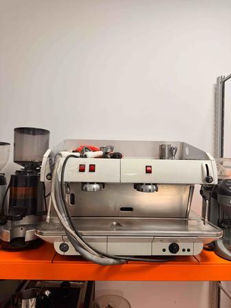 Продам кофемашину Faema ambassador