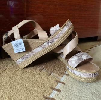 Продам новые босоножки 39 размера