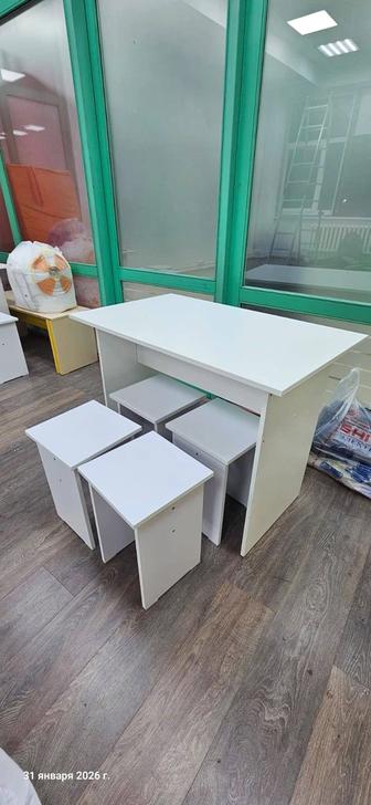 Стол и стулья