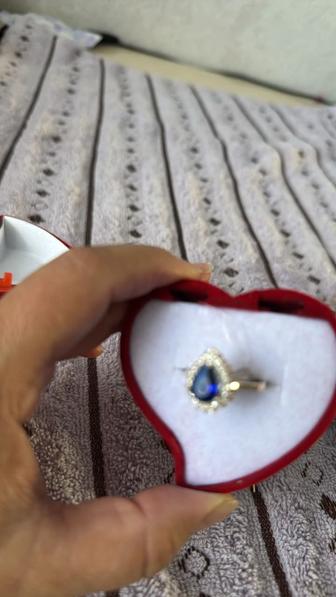 Кольцо с бриллиантом и сапфиром