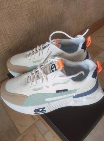 Продам новые мужские кроссовки размер 41.42