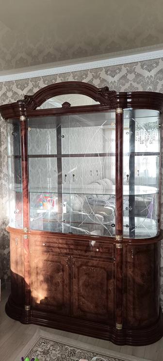 Срочно продам шкаф-витрину