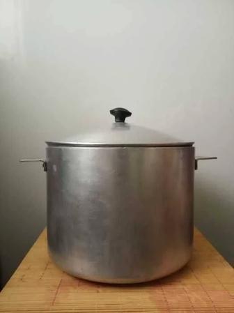 ПРОДАМ ДЁШЕВО кастрюлю, С КРЫШКОЙ, алюминиевую, среднюю 6л, советскую БУ