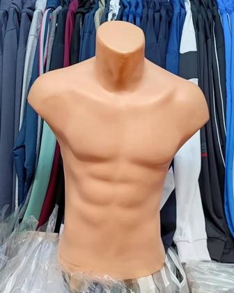 Манекены для витрины магазина