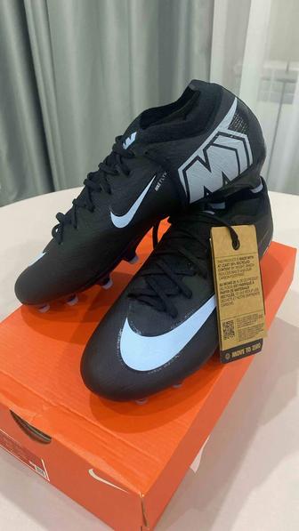 Футбольные бутсы Nike