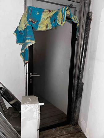 Стеклянные двери с фурнитурой и стеклянные панели