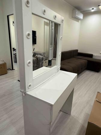 Гримерный стол / макияжный стол