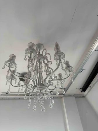 Продам люстру белого цвета