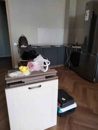 Повесить верхние кухонные шкафы