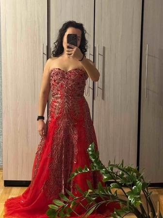 Отдам платье с короной