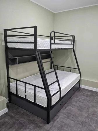 Двухъярусная металлическая кровать.