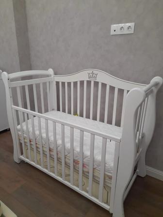 Продам детскую кровать с комодом