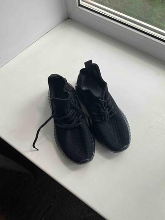 Продам новые кроссовки 36 размер